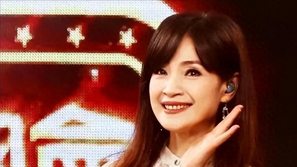 她是娱乐圈“最干净”女歌星，56岁仍是完璧之身，至今没谈过恋爱