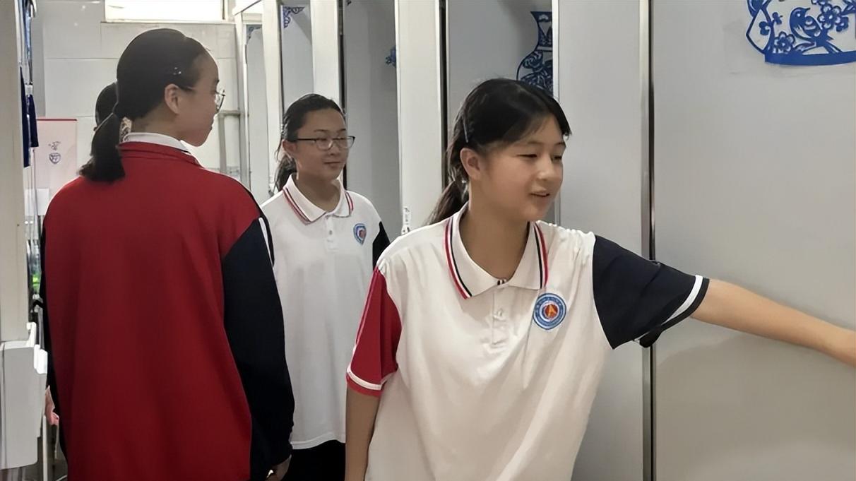 初中女生 “自认很美” 的 3 个行为，男生一头雾水，还觉得很奇怪