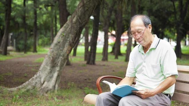 爸爸年轻时将我们抛弃，如今我和弟弟长大成人，他却找上门来