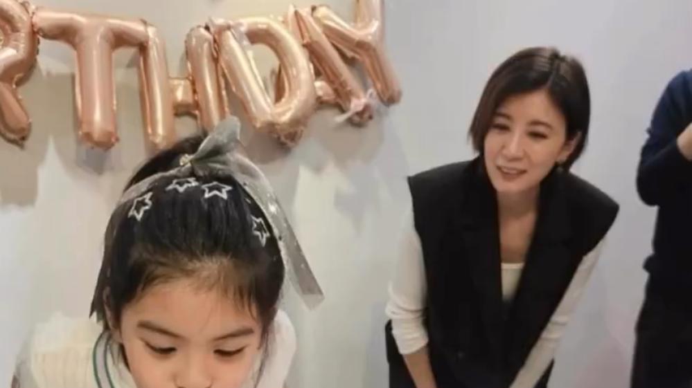 Bo妞8岁生日！贾静雯晒全家福庆生，女儿牙齿引关注，被指不如姐姐咘咘漂亮