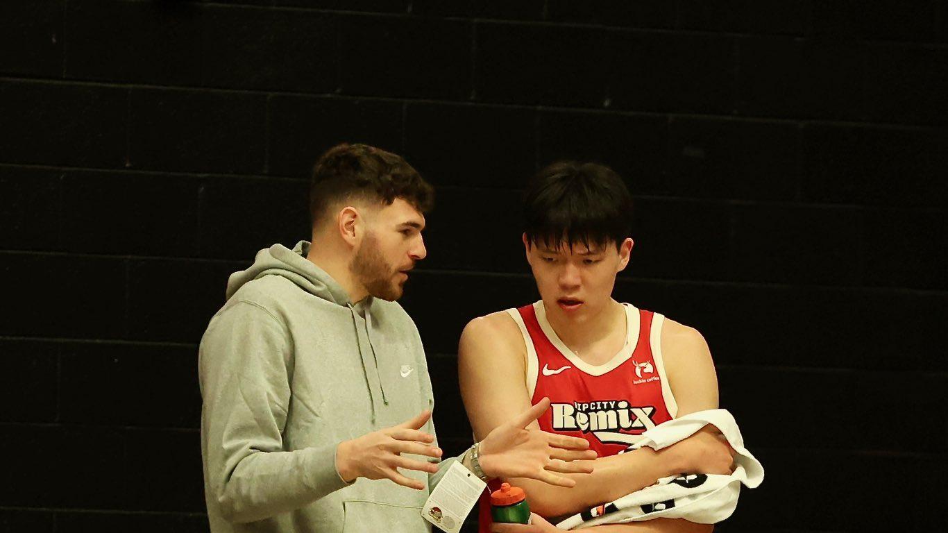 杨瀚森被开拓者第5次下放！今天背靠背出战 昨天18+10获主帅赞美