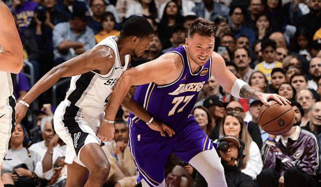 场均失分122！惨遭马刺爆锤，老詹赛后不满防守，东契奇也摊牌了