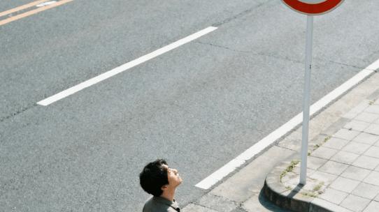 路口没禁止掉头标志，咋判断能不能掉头呢？