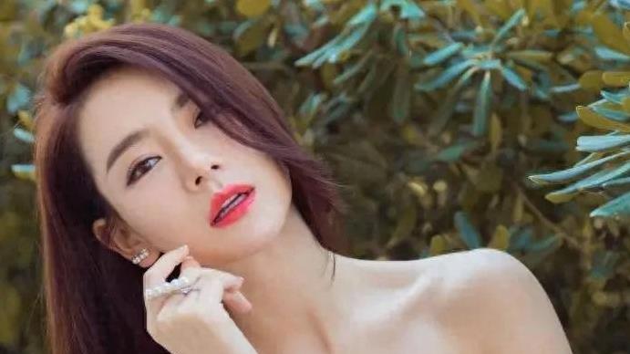 戚薇面部变化：微调的秘密？还是岁月的痕迹？我们看到了什么？