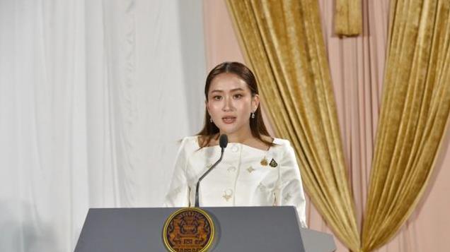 佩通坦很自豪有华裔血统，来京获赠3件特别礼物，向观众疯狂比心