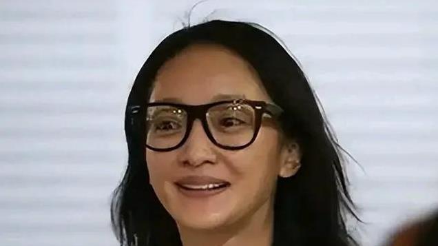 镜头前美若天仙，真人黑瘦干瘪，这五位“上镜脸”的女星反差好大