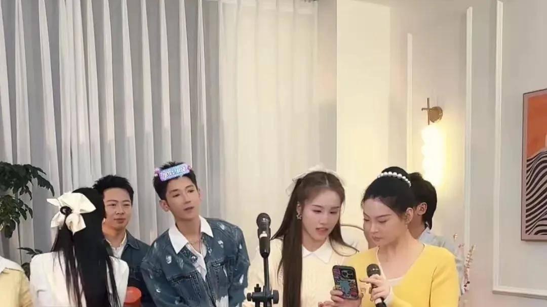 张兰自救成功让人佩服，新号开播人气超高，儿媳妇筱梅豪刷礼物