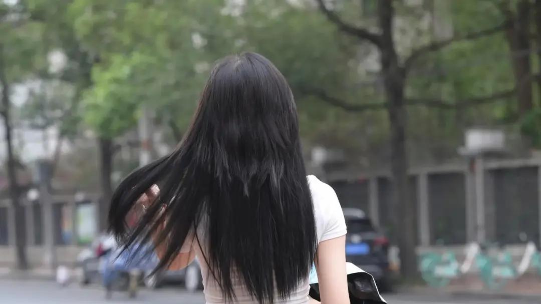 时尚穿搭：白色紧身T恤+黑色皮裤（微胖美女）