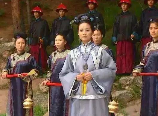 苏麻喇姑替孝庄办事，却被侍卫席纳布库打个半死，孝庄怕人问起只说：她是骑马摔伤了！