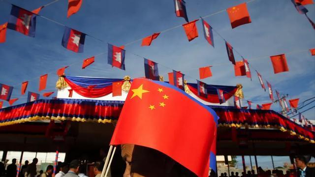 中国贵客刚走，日本闻着味儿就跟来了？更大的危机还在东海发酵