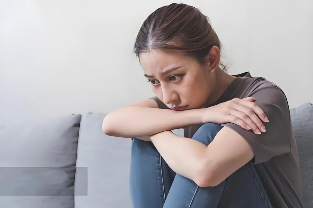 我要回家过年，我爸让我住酒店，只因我继母的孩子也要来