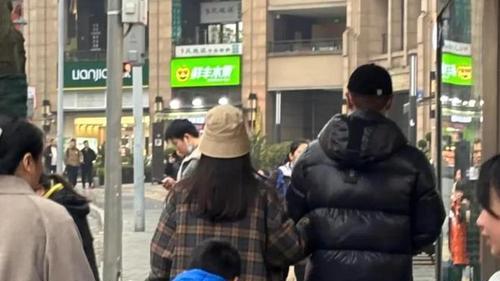 知名演员任重陪孙骁骁逛街，被曝在重庆定居，已育有子女