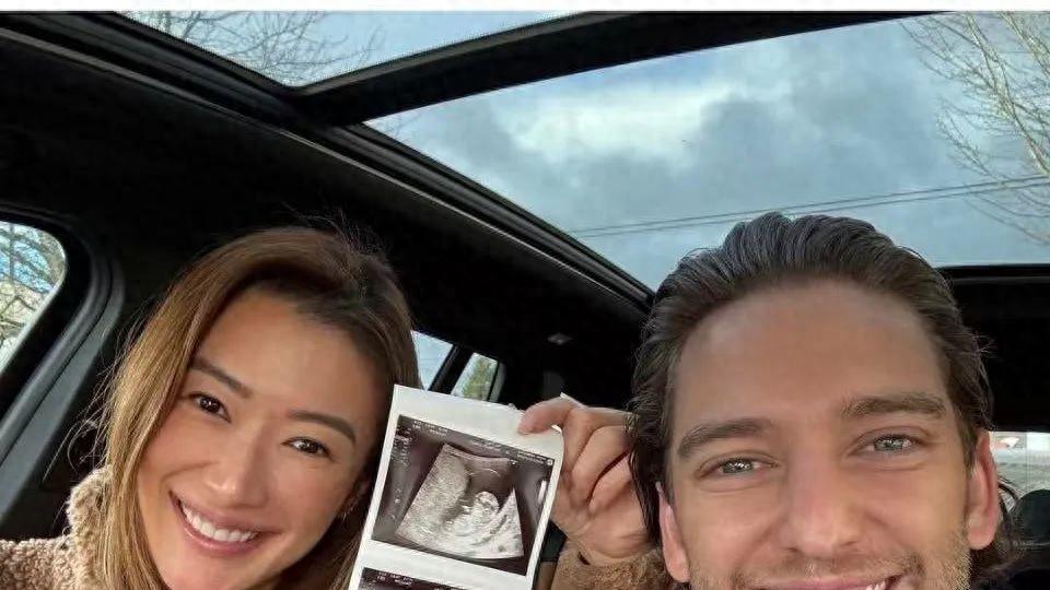 谢婷婷怀二胎啦！43岁高龄产妇晒幸福，外籍老公贴心陪伴显甜蜜