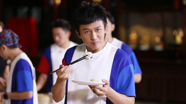 邓超综艺表现引热议，跨界斯诺克引发讨论