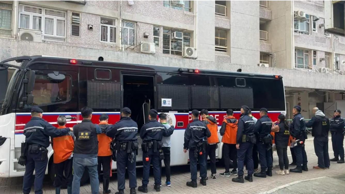 香港火炭24小时血刃惊魂！黑帮父子刀下夺命，幕后竟牵出盒饭帝国