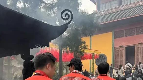 杭州球迷现身灵隐寺，为中国国家队世预赛胜利祈福