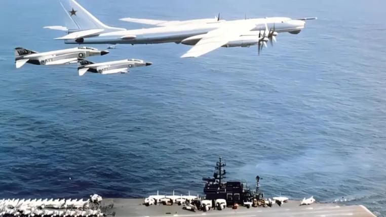空军师长开70吨轰炸机，从美航母头顶呼啸而过，想再秀一次惨了