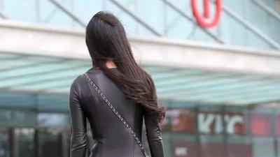 街拍：包臀裙紧致勾勒，让她成了全场“焦点”