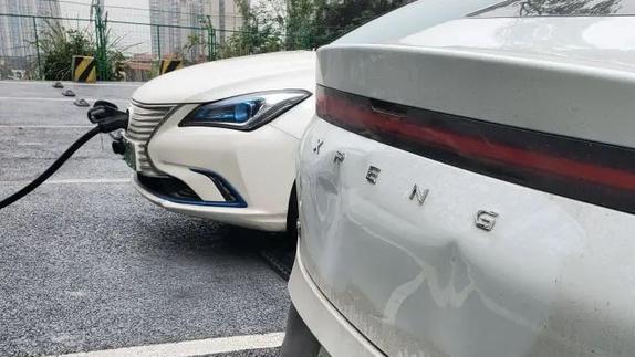 为啥好多新能源车，车尾都被撞了一个坑？充电桩：这事儿不能赖我