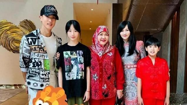 吴尊一家回文莱豪宅跨年，厨房站20多个亲戚，72岁富豪老爸捧蛋糕