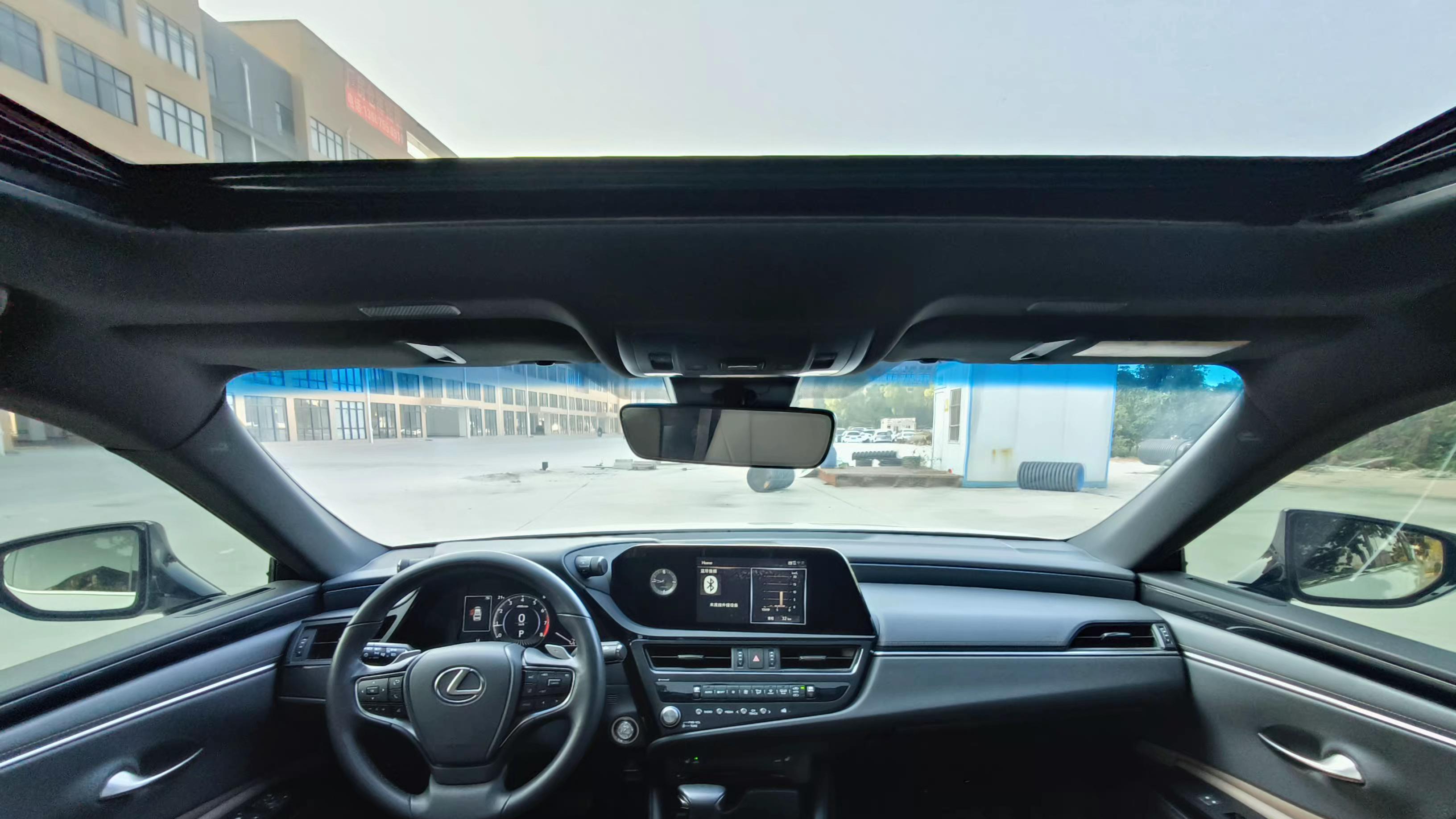 2022款雷克萨斯ES，2万公里一手准新车，20万出头值得入手吗？
