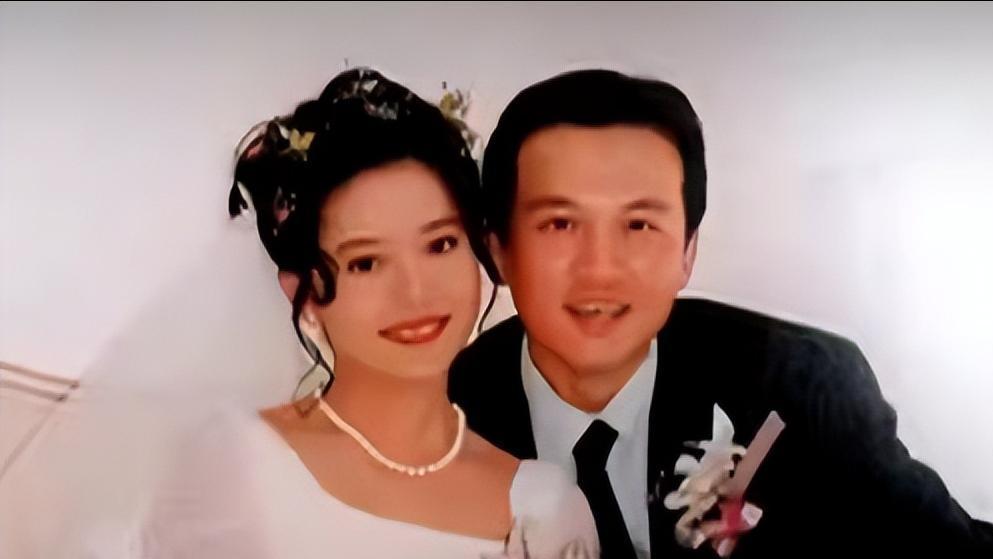 被畸形母爱毁掉的星二代：母乳12年，同床15年，荒唐的事还在