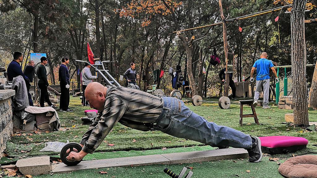 67岁大爷和保姆同居11年，每天给20块钱，分手时，大爷：我不需要照顾了！