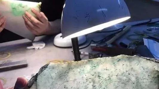 土豪花大价钱买下一块全是裂的翡翠半明料，“人傻钱多”？还是为了装？