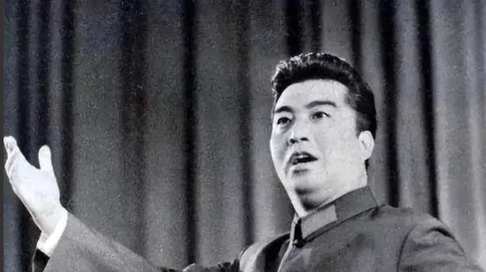 86岁李双江近照曝光，双眼发直行动迟缓，小号已练废，幸好还有个优秀的大儿子