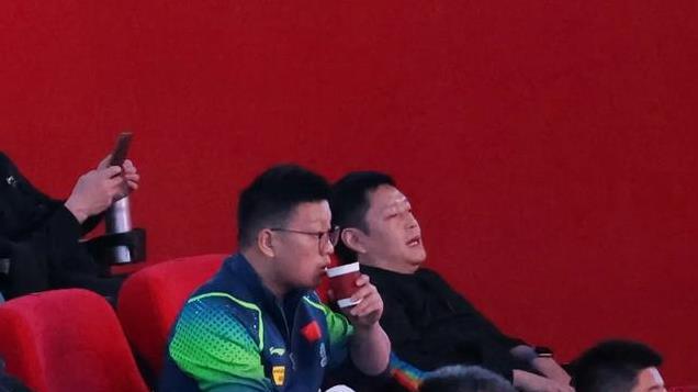 邱贻可很松弛！半躺在看台观看孙颖莎的比赛！对莎莎绝对放心！