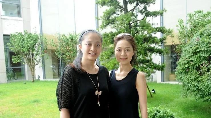 马兰大晒60岁近照，穿露肩黑裙身姿卓越肤白貌美，76岁余秋雨真娶到宝了