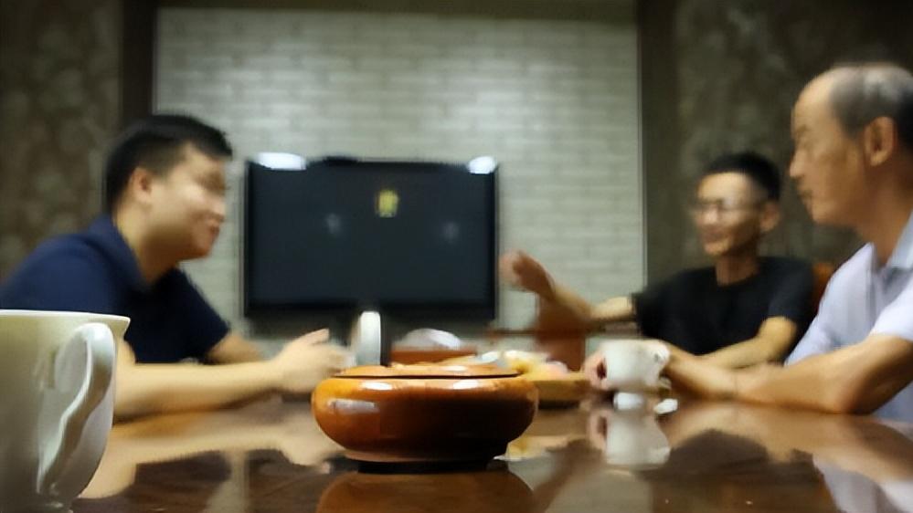 无业男戏瘾上身扮民警12年，高升至公安局副局长，因百万借款露馅