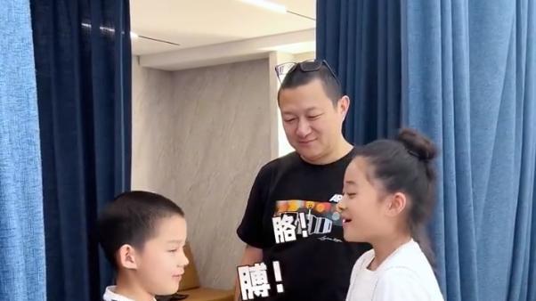直到梅婷女儿和李湘女儿同框，才发现一个是少女，一个像“贵妇”