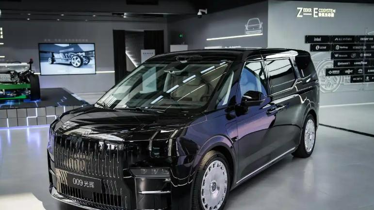 打造行业服务天花板！极氪发布暴雨天气用车小贴士