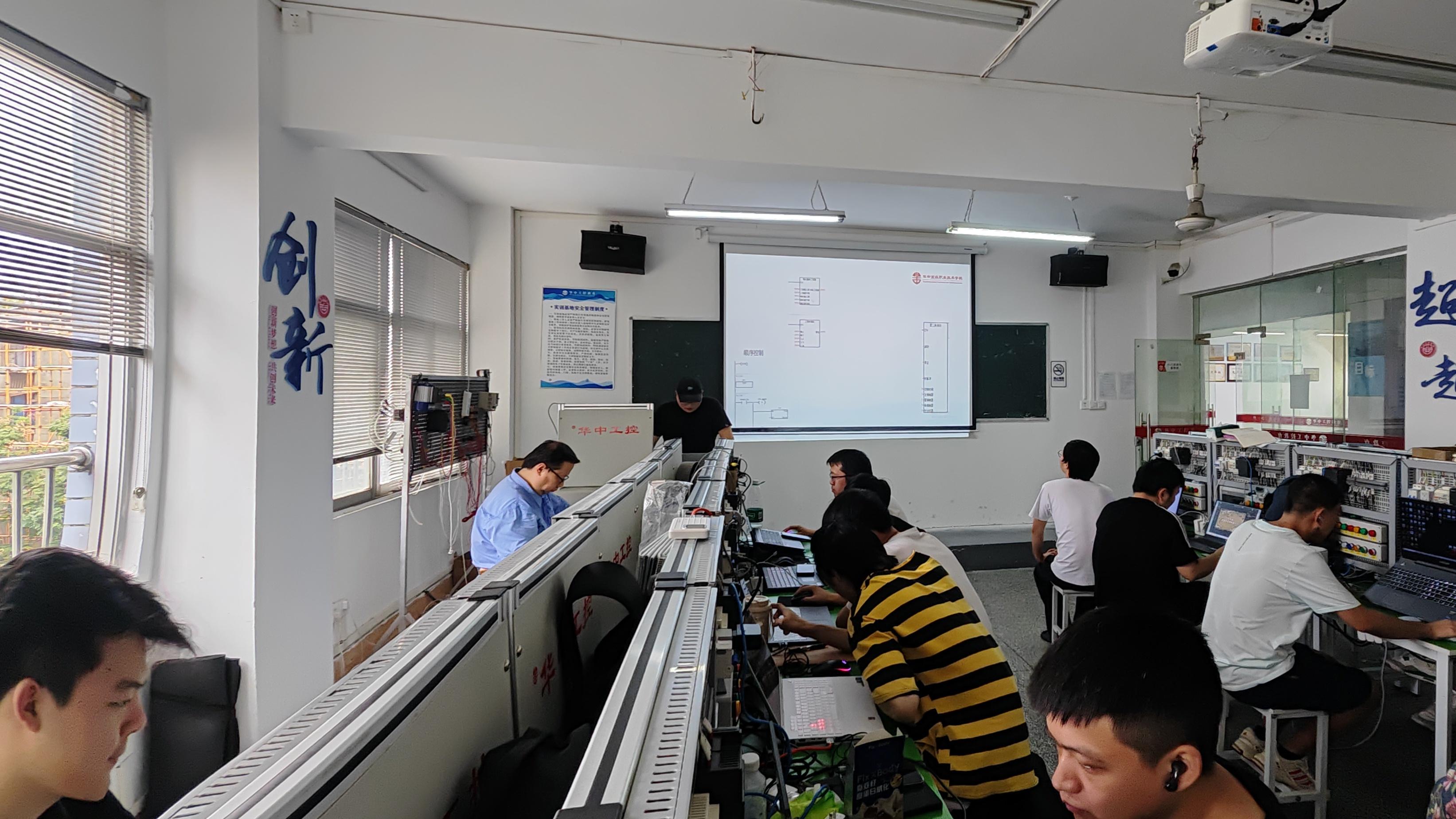 师资稳定才是硬道理！武汉电气自动化PLC培训学校师资看这几家！
