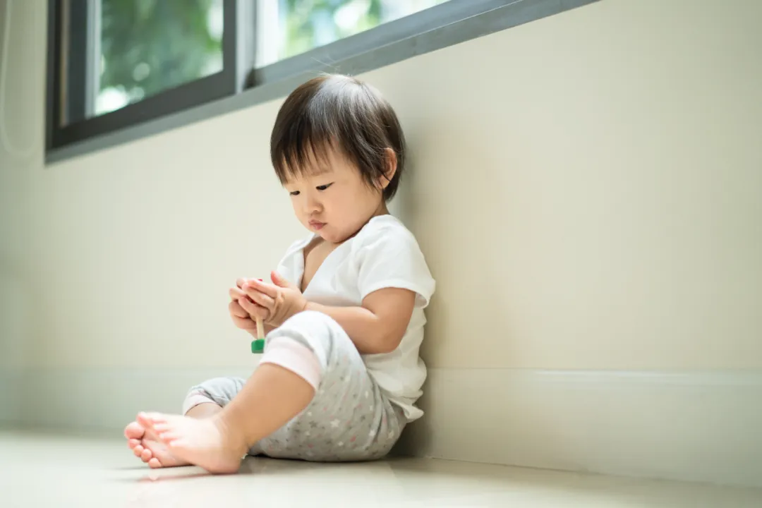 贝嘉时光-孩子不开口说话这个问题，是不是只能靠他自己的发育