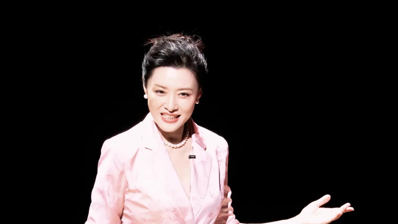 57岁周涛不愧“国泰民安脸”！穿粉色新中式盘扣西装，戴珍珠好美