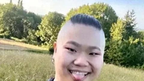 毕福剑28岁女儿早期照，身材健壮五官精致像爸爸，剪短发气质独特