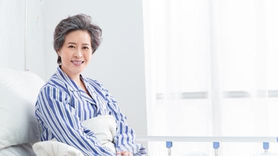 卧床老年女性排尿难题：女用导尿棒成 “无感护理” 新选择