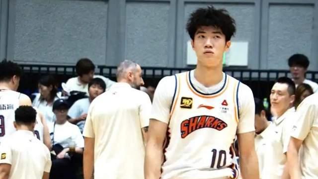 上海男篮3分惜败！输给韩国球队，张镇麟渐入佳境，怀特塞德被弃