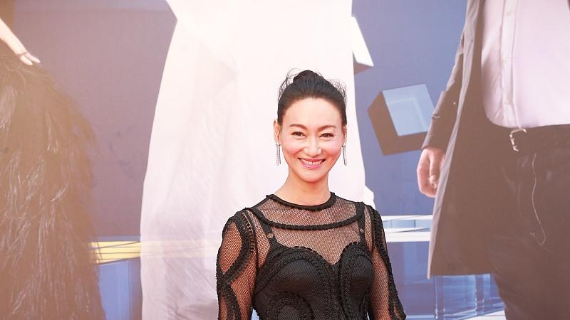 65岁惠英红金鸡奖造型封神！