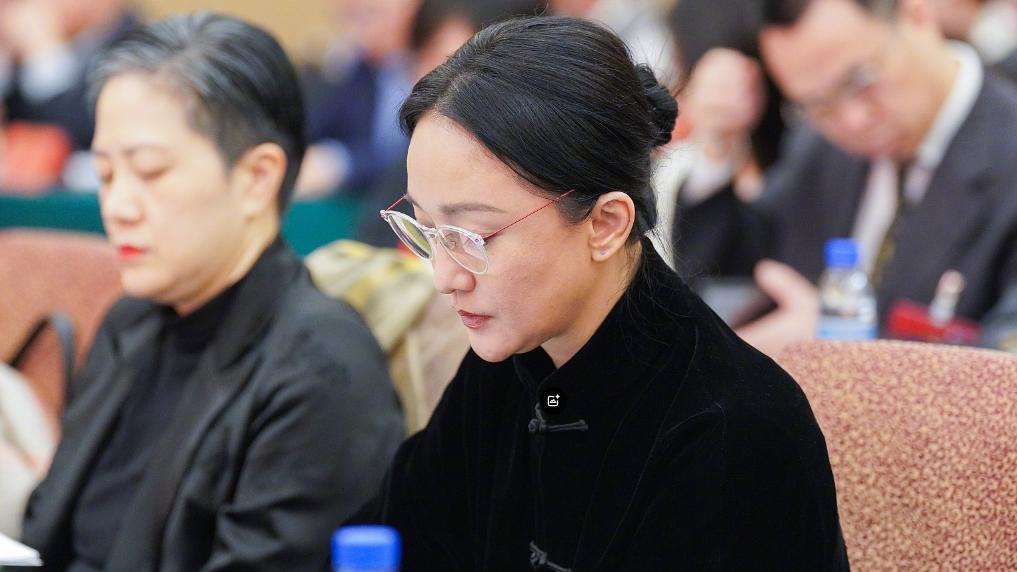 细数明星开大会穿搭！全员低调素净不作妖，识大体懂分寸才是王道