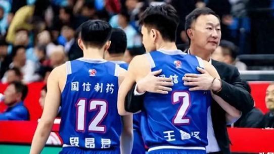 青岛队主帅刘维伟下课！家丑外扬，保级悬了？季后赛崩盘？