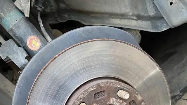 刹车片偏磨异响？汽修厂不敢说的四个猫腻！