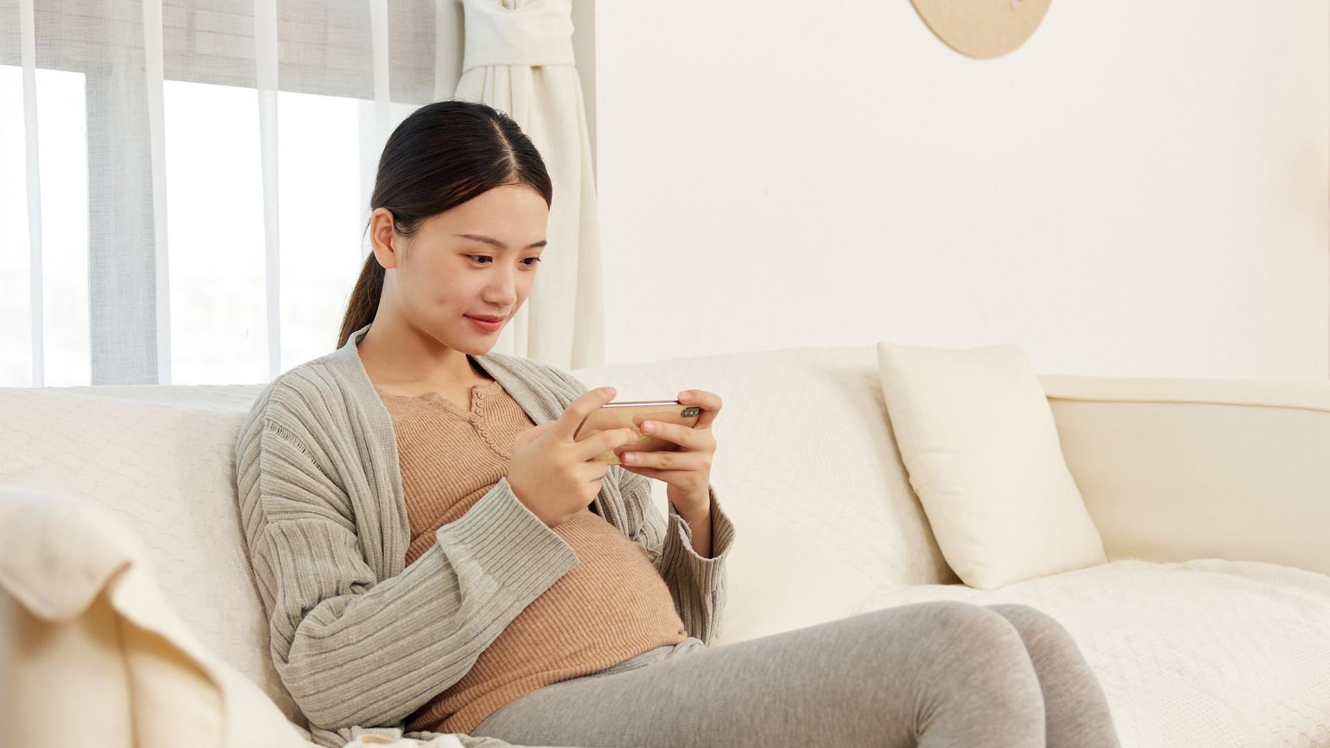 孕妈妈玩手机会“伤胎”？记住孕期使用手机5个指南，避免4个危害