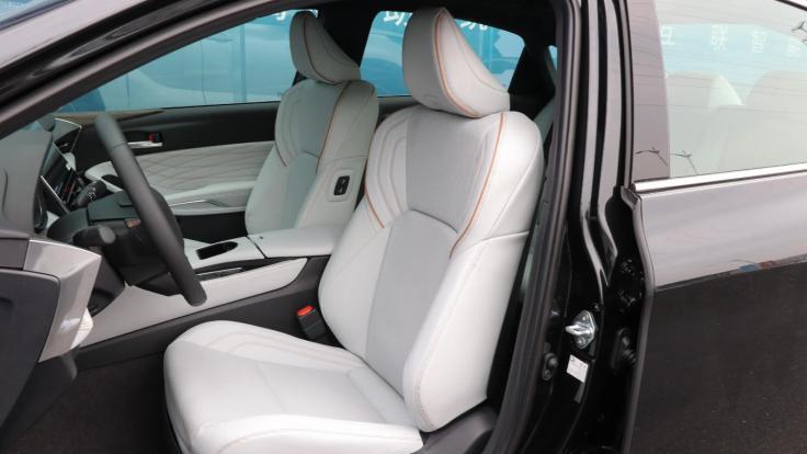 丰田也妥协了，亚洲龙双擎落地不到18万，车长近5米，油耗4.31升