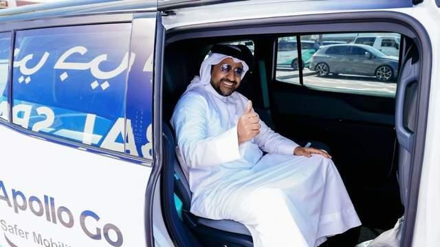 东方黑科技闪耀迪拜！萝卜快跑携001号牌照、唯一试乘车队亮相世界级大会