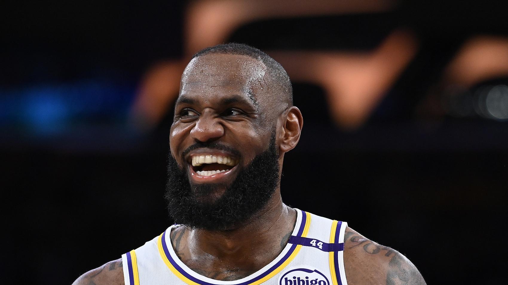 赏心悦目！老詹赛季首秀送出12助攻 传球+投射随随便便打到45岁？