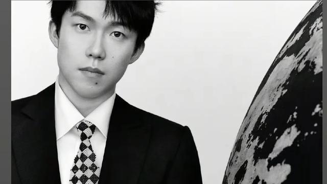 王楚钦穿LV登《T中文版》，有福利哦，人鱼线照太帅了！