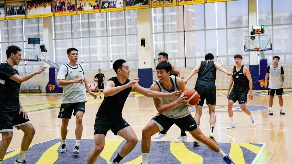 赵睿首秀13分胡明轩15分！广东85-51大胜美国肯尼哈奇男篮